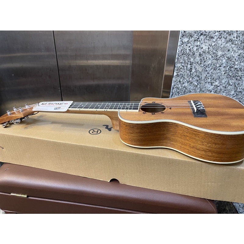 UKULELE SAIGER NA15C