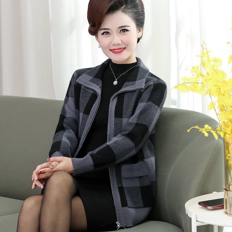 Mùa thu và mùa đông mới dày dặn và nhung áo khoác dạ của bà mẹ già và trung niên
