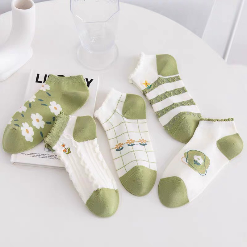 Tất nữ cổ ngắn họa tiết hình hoa màu xanh lá xinh xắn