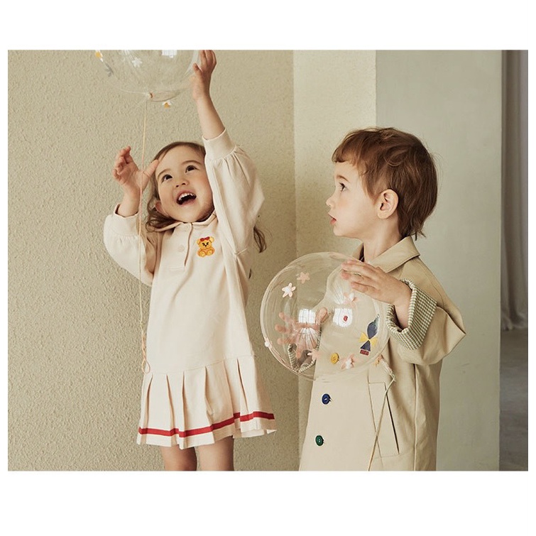 Váy thu đông bé gái Milkmile xuất Hàn. Thiết kế quá sức đáng yêu, chất da cá không bai nhão, thêu gấu cute. Size 90-140