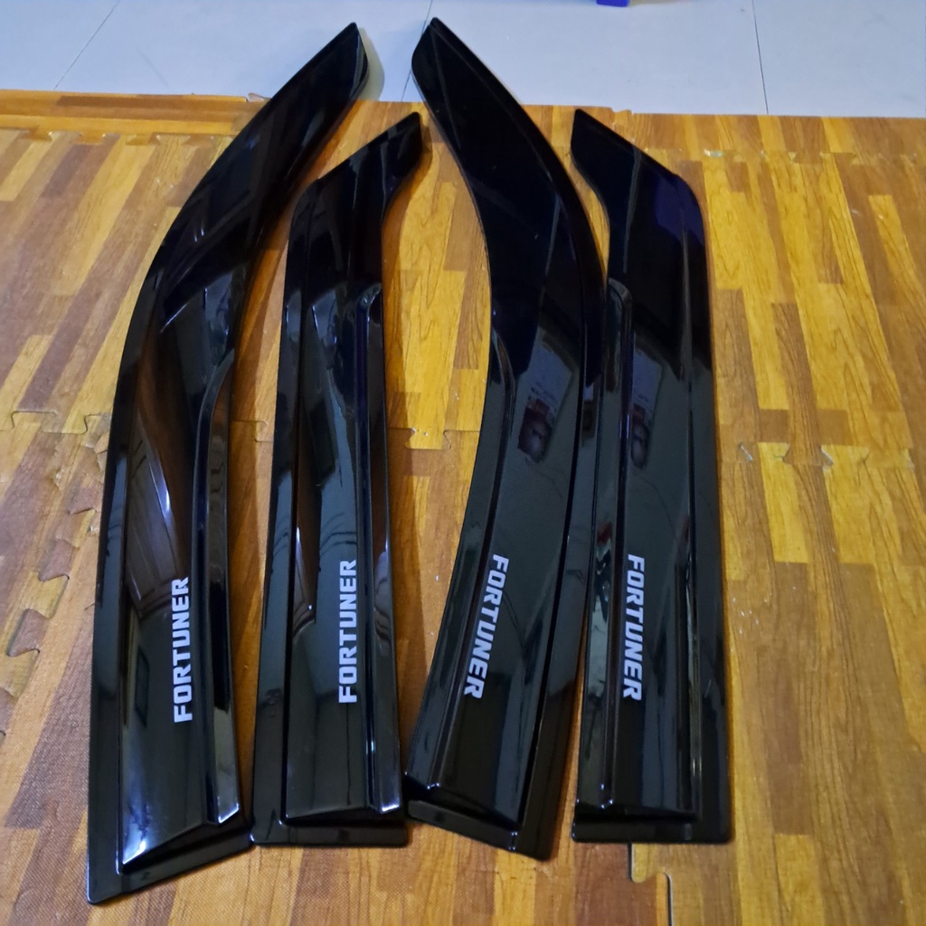 Vè che mưa nhựa đen Fortuner 2016-2022