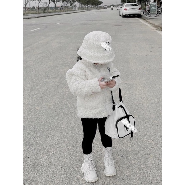 ÁO LÔNG CỪU THÊU CHỮ KÈM MŨ CHO BÉ