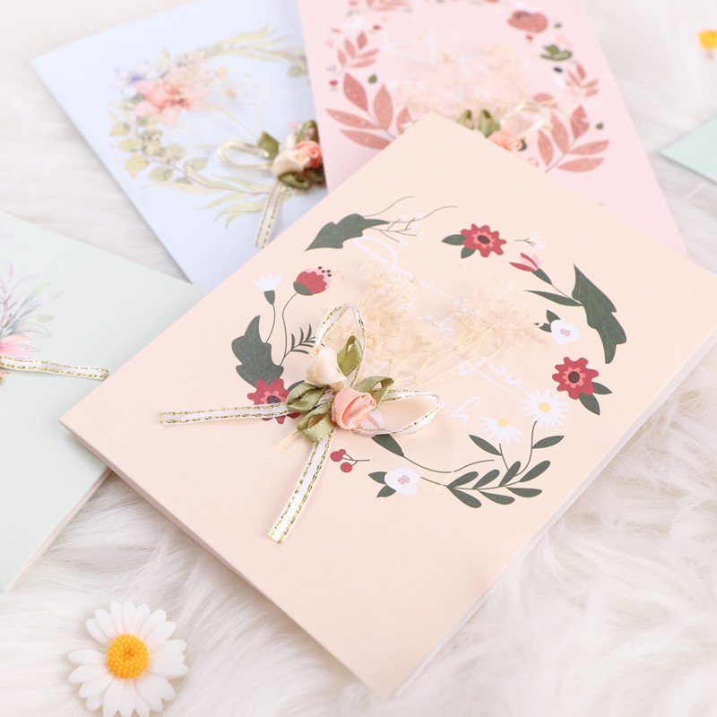 THIỆP LỤA IN HOA KIỂU DÁNG MÀU SẮC CÓ ĐÍNH HOA KHÔ DỄ THƯƠNG