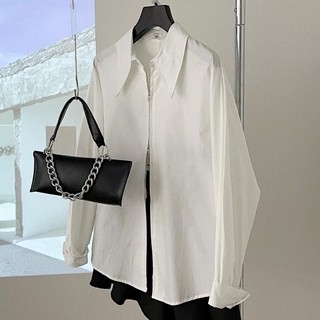 Áo sơmi khoá 2 chiều xẻ vạt lưng độc đáo