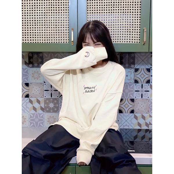 Áo Sweater nỉ /KLAB/ của MOONCLUB màu Be form rộng ( SWEATER KLAB)
