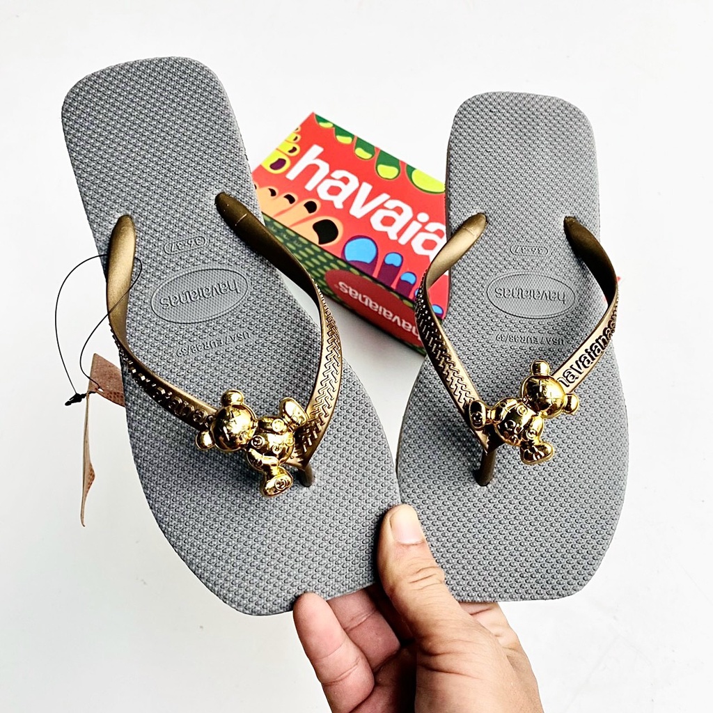 Dép kẹp xỏ ngón nữ đính charm gấu Bear thời trang cá tính, đế cao su bền bỉ êm ái nhiều màu lựa chọn.