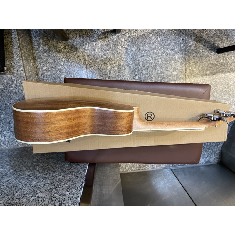 UKULELE SAIGER NA15C