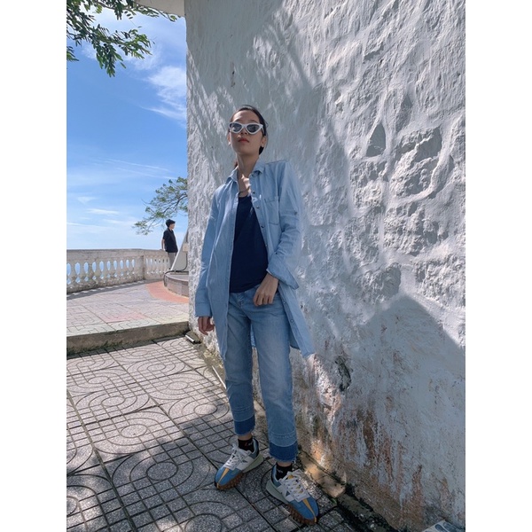 Áo sơmi jean dài và quần jean xanh