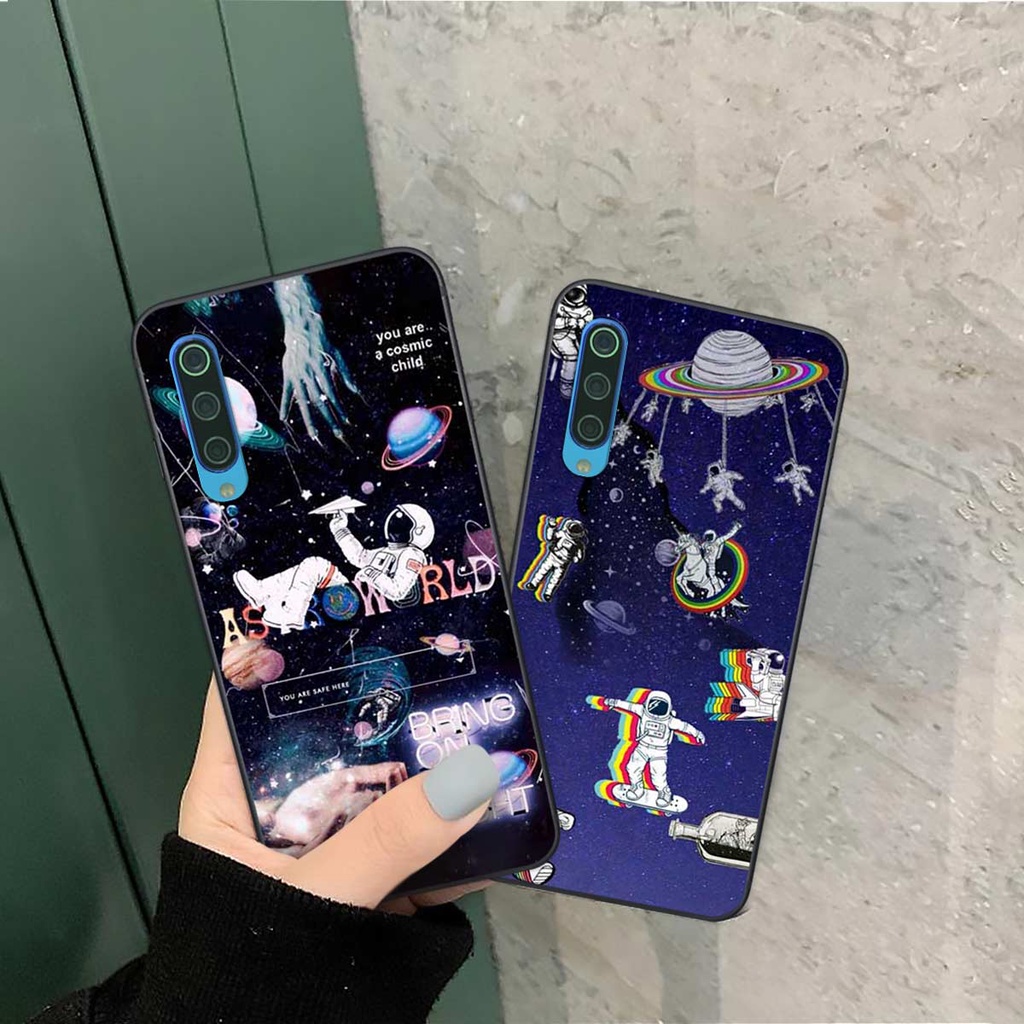Ốp lưng Xiaomi Mi 9 SE hình phi hành gia phê pha, lang thang trên mây, ốp rẻ bền đẹp