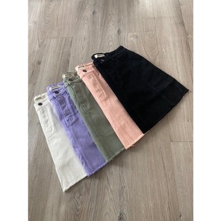 Váy jeans có quần tua lai