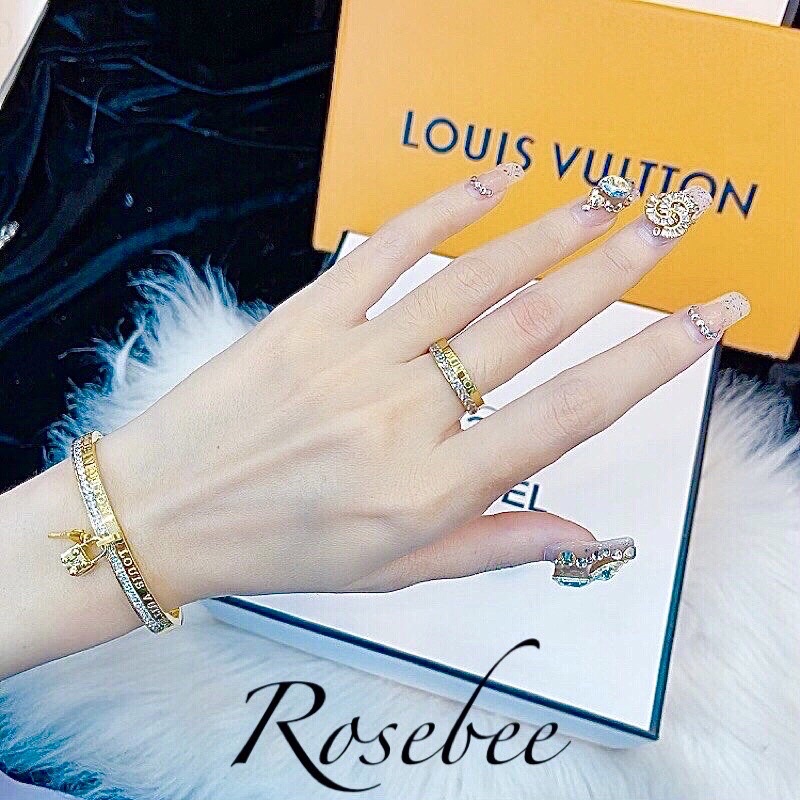 Vòng tay titan mặt khoá hiệu LV không gỉ