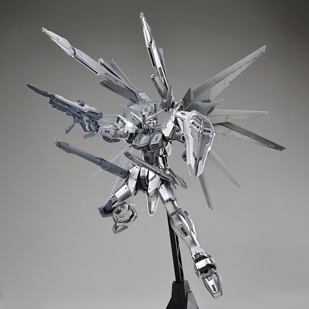Mô hình lắp ráp Gundam MG 1/100 Freedom Gundam 2.0 - Silver Coating