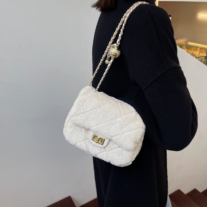 Túi Đeo Chéo Hình Thoi Nhồi Bông Lông Mềm Mại Dành Cho Bạn Nữ
