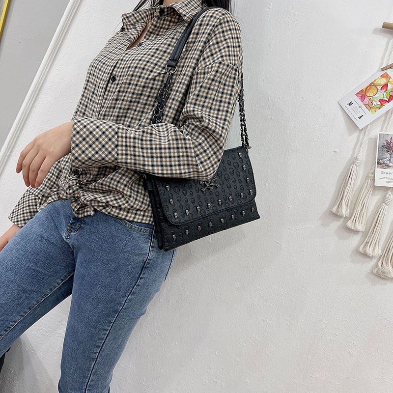 Túi Đeo Chéo Hình Vuông Nhỏ Đính Đinh Tán Phối Dây Đeo Sợi Xích Phong Cách Cổ Điển Thời Trang Cho Nữ