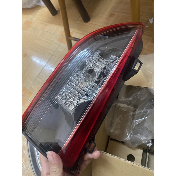 Đèn hậu trong phải hàng xịn chính hãng mazda 6 2011