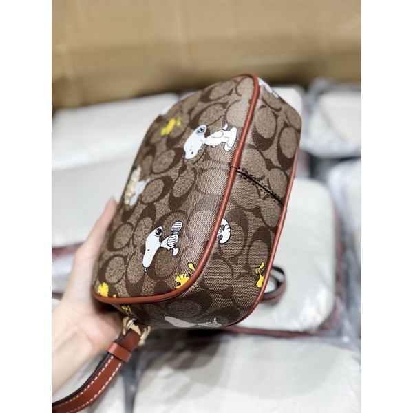 TÚI NỮ ĐEO CHÉO Coach X Peanuts Mini Jamie Camera Bag In Signature Canvas With Snoopy Woodstock Print CF248