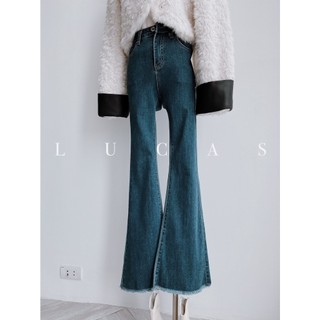 Quần jeans xanh đậm loe cạp cao dáng dài gấu tua rua