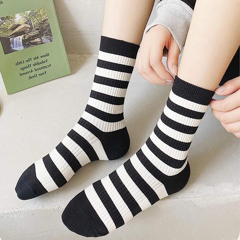 Set 5 Đôi Tất Thể Thao Cổ Cao Thoáng Khí Thấm Hút Mồ Hôi Màu Trắng Đen Đơn Giản Cho Nam Và Nữ