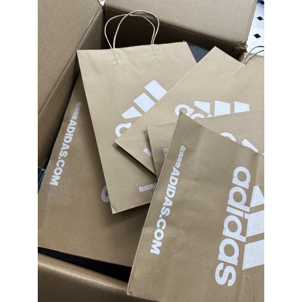 Túi giấy tặng quà hãng Adidas