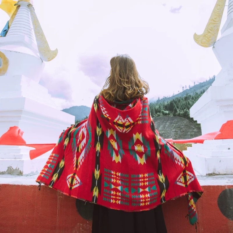 Khăn choàng, áo choàng du mục màu đỏ có mũ.