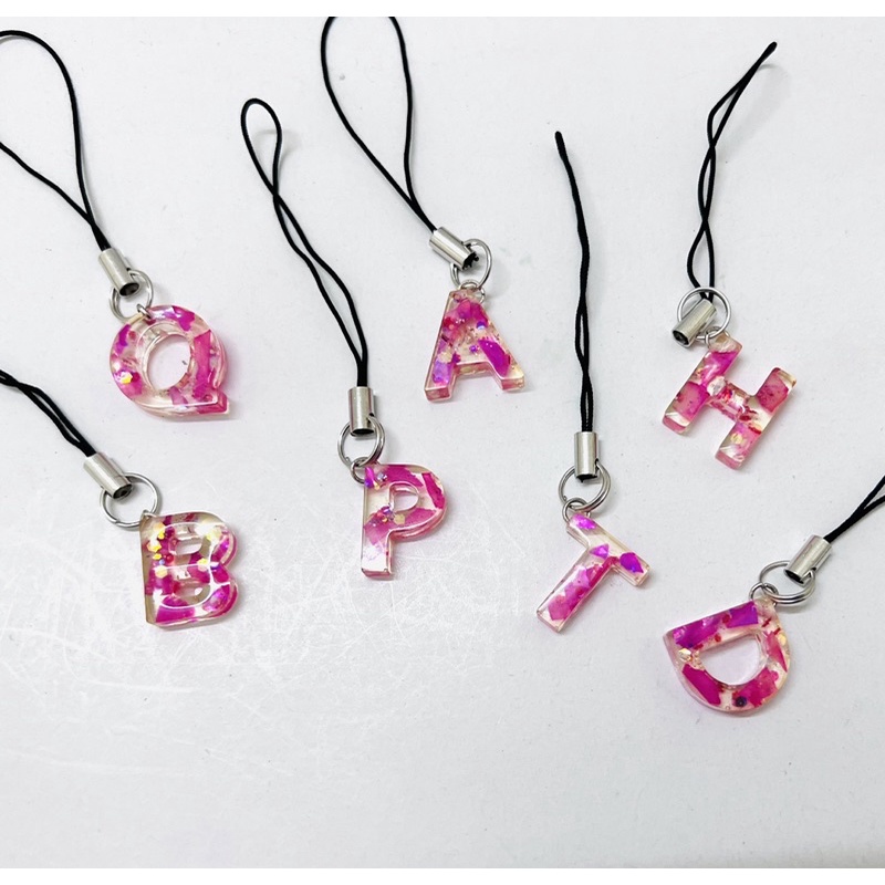 Móc khóa dây chữ cái nhũ hồng keo epoxy trong suốt