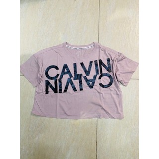 Áo crop top C K