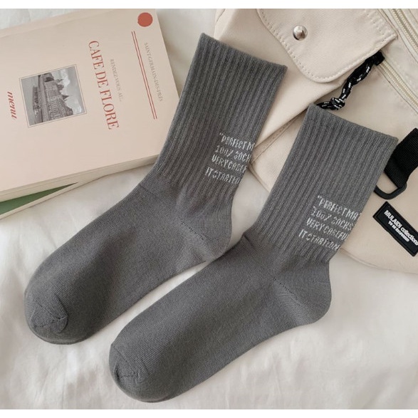 Vớ Tất trắng đen cổ cao Unisex phong cách thể thao, trẻ trung và năng động.