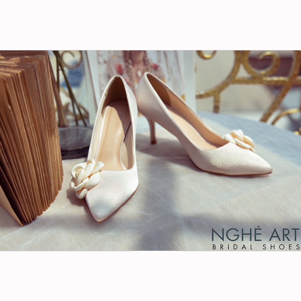 Giày cưới Nghé Art satin đính hoa lụa 334 nude