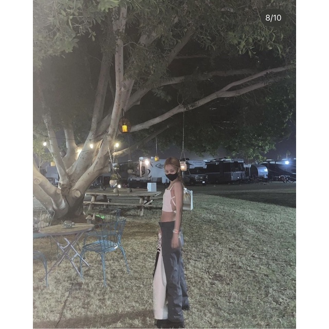 Áo yếm trắng hở lưng Jennie Blackpink