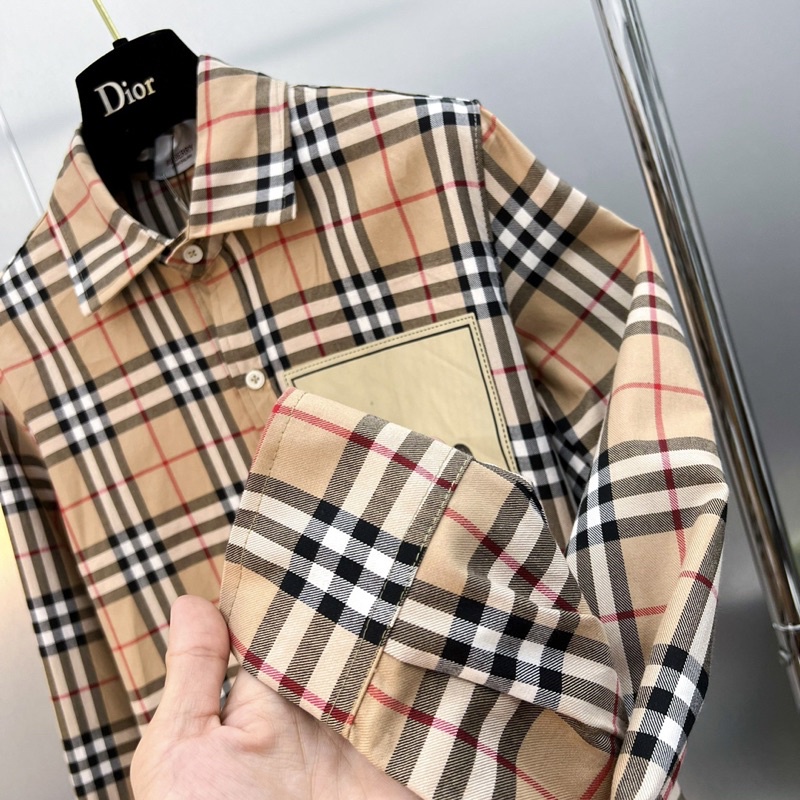 Áo sơ mi kiểu nam nữ Burberry dài tay kẻ caro sọc màu be dập mác logo chữ nâu ngực kiểu dáng sang trọng SM05P