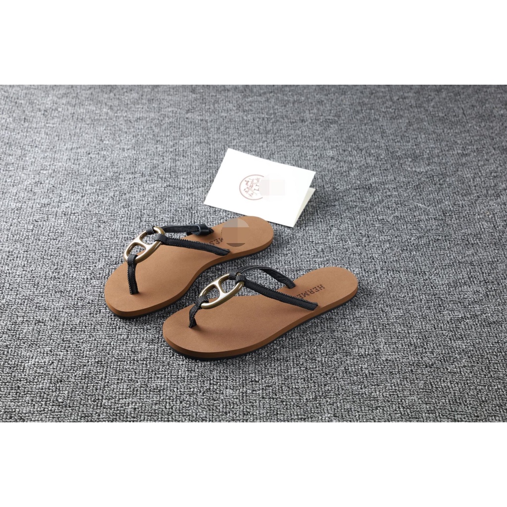 Dép Xỏ Ngón Đế Bằng Khóa Vuông Hình Mũi Heo