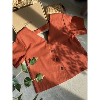 Áo hạ - áo linen cổ v trước sau, nút gỗ dữa