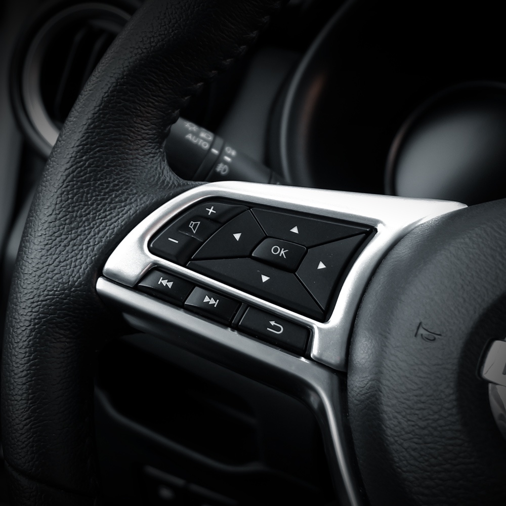 Set 2 Miếng Dán Trang Trí Vô Lăng Xe Hơi Nissan Almera 2022