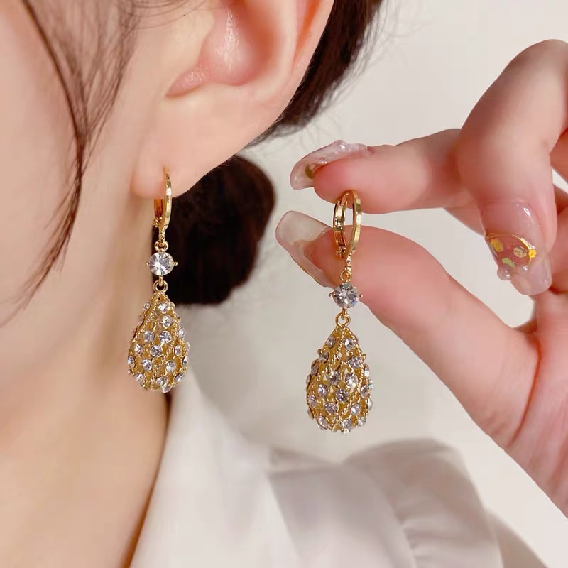 Khuyên Tai Hình Giọt Nước Rỗng Đính Kim Cương Giả Phong Cách Thu Đông Mới Thanh Lịch Cho Nữ