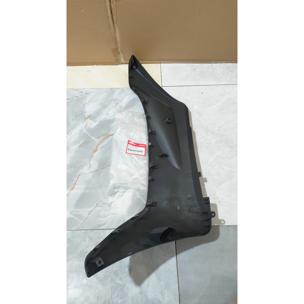 Tấm ốp sàn bên phải - thanh cạnh HONDA PCX 125 năm 2014-2015 màu Đen nhám. *NHA76M*
