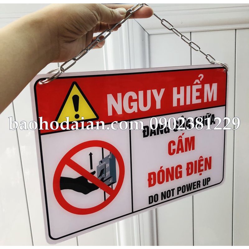 Đang sửa chữa, cấm đóng điện mica kích thước 20 x 30 (xích treo)