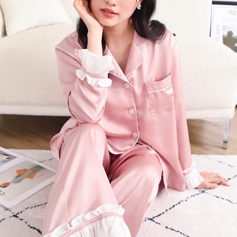 Bộ Pyjamas Nữ Mặc Nhà Áo Dài Quần Dài Chất Liệu Lụa Màu Hồng Pastel Thiết Kế Phối Viền Bèo Trắng Bella LILAS BLANC