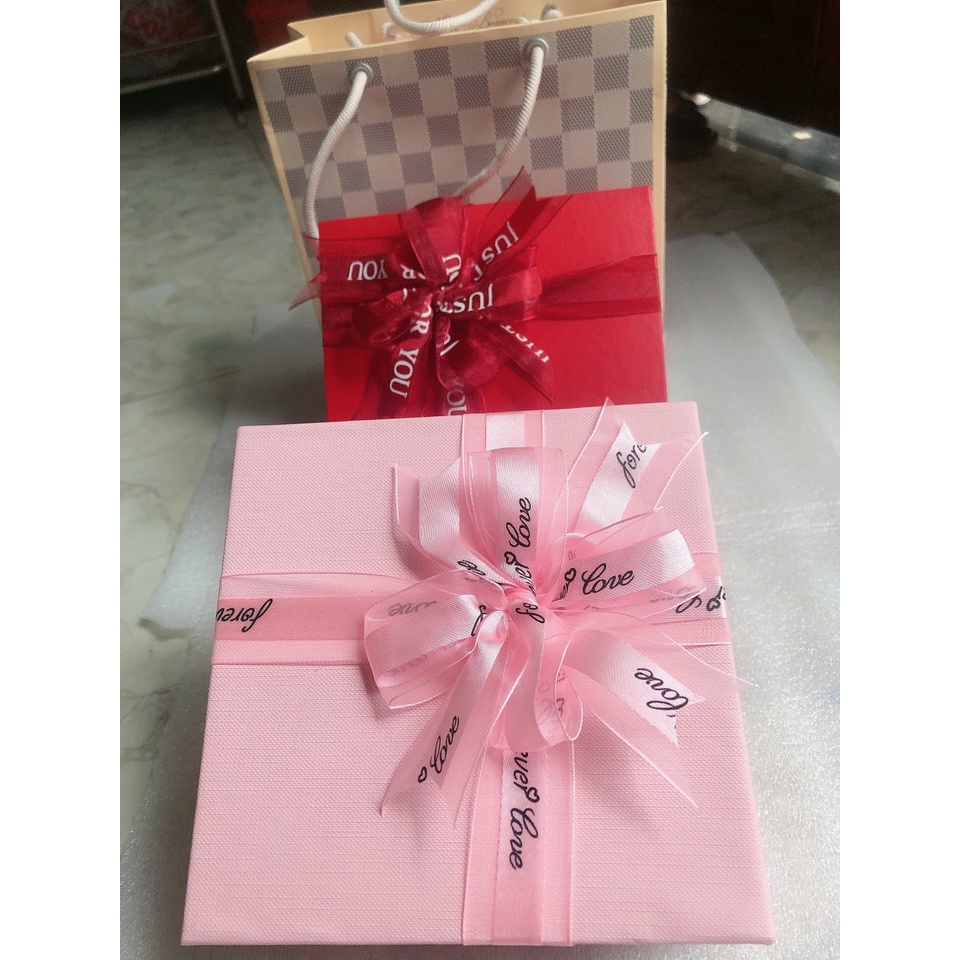 HỘP HOA SÁP  THƠM KÈM TÚI GIẤY VÀ THIỆP SON DÀI .KÍCH THƯỚC 13.5 x13.5 x 8 .HỘP M.O.I 20 x 25 x 11