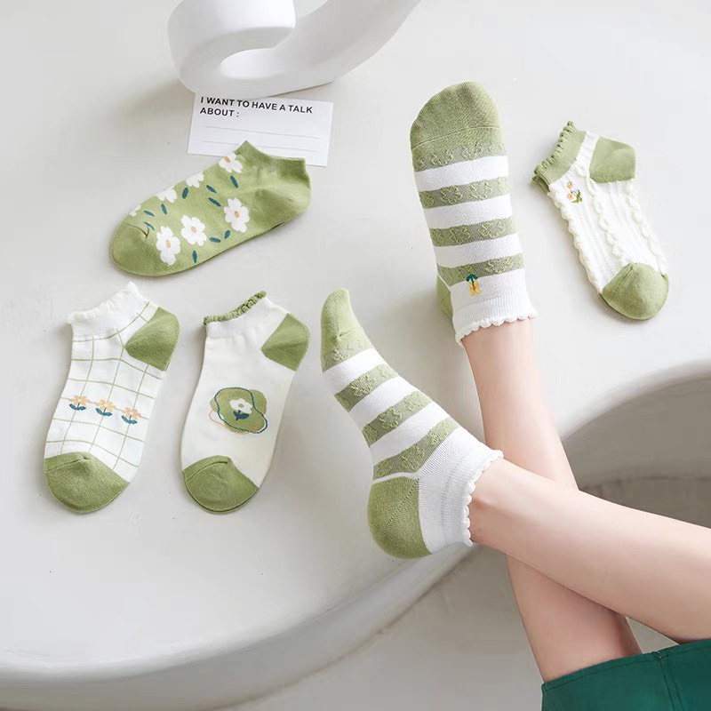 Tất nữ cổ ngắn họa tiết hình hoa màu xanh lá xinh xắn