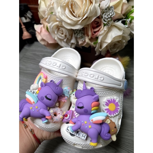 Dép croc" full charm pony tím,cô gái váy hồng