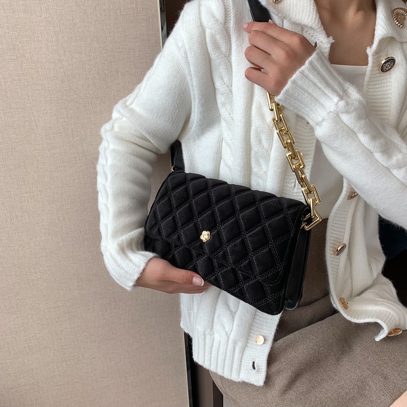 Túi Đeo Chéo Phủ Lông Phối Dây Xích Thời Trang 2022 Trẻ Trung Cho Nữ
