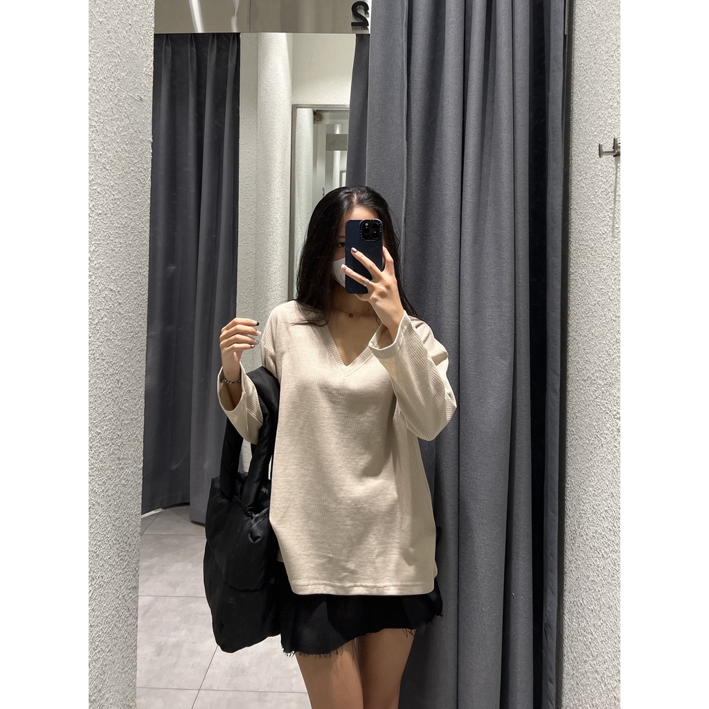 Áo nỉ tay dài, màu beige oversized, là min - BEIGE V-NECK LONG SLEEVE TOP