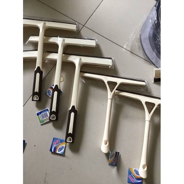 Gạt kính, gạt gương cầm tay tiện lợi 28 x 37cm