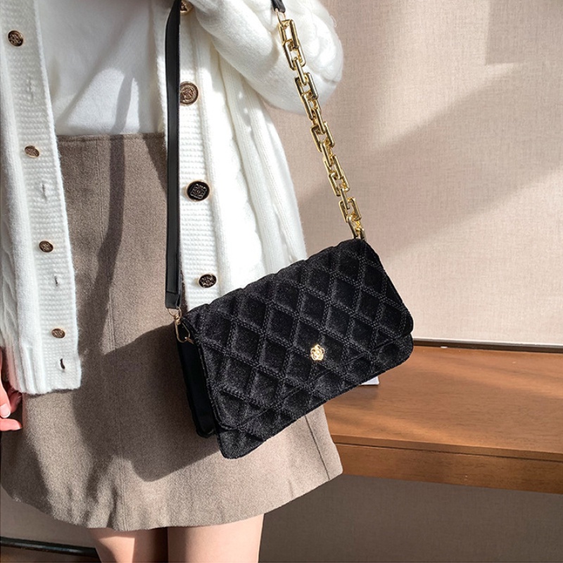 Túi Đeo Chéo Phủ Lông Phối Dây Xích Thời Trang 2022 Trẻ Trung Cho Nữ