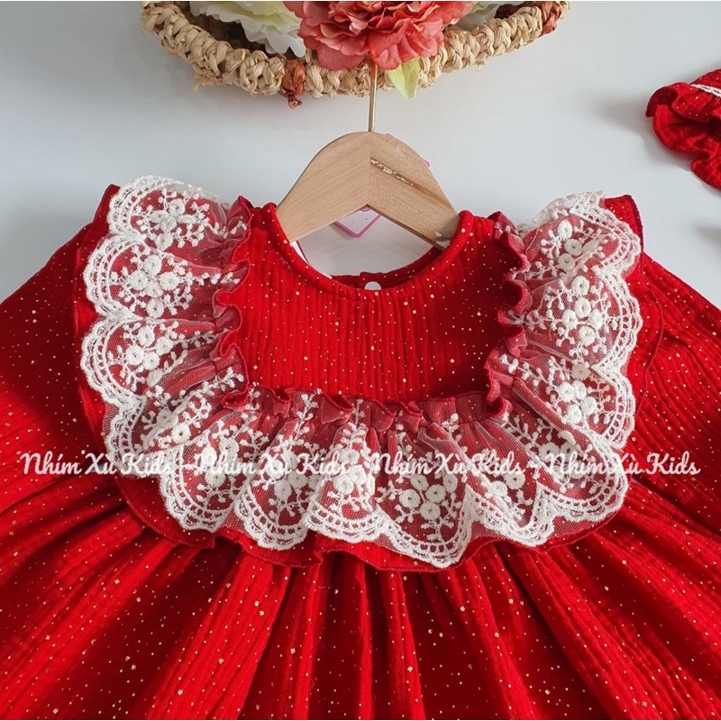 Váy Đỏ Nhũ Phối Ren 𝐍𝐇𝐈́𝐌 𝐗𝐔̀ 𝐊𝐈𝐃𝐒 Cho Bé Gái Sơ Sinh, Đầy Tháng, Thôi Nôi, Sinh Nhật Chất XÔ MUSLIN V091