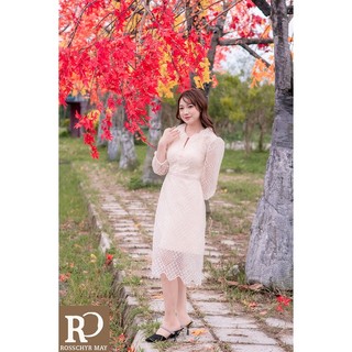 Đầm ren kem hoa nổi cổ sen