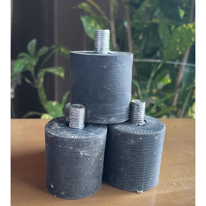 4 cục cao su nâng ghế lái cho xe ô tô.