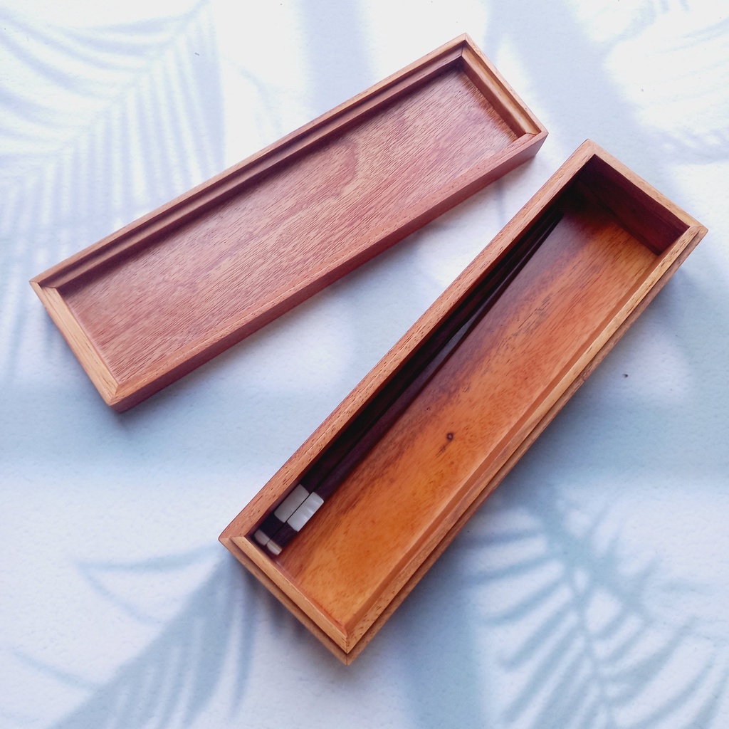 Hộp Đựng Đũa Gỗ Gõ Tự Nhiên Cổ Điển Xinh Xắn 28x8x6cm, Hộp Đũa Decor Trang Trí Chụp Ảnh Phụ Kiện Bàn Ăn Của Vitrapro