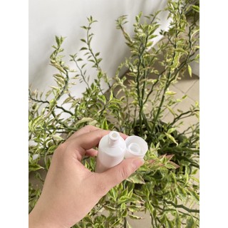 Tuýp nhựa nền trắng 50ml (Fi30) (Bộ nắp vặn và vòi)