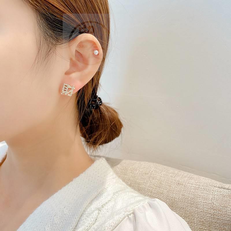 Đôi Bông Tai Đính Đá Kiểu Dáng Thanh Lịch